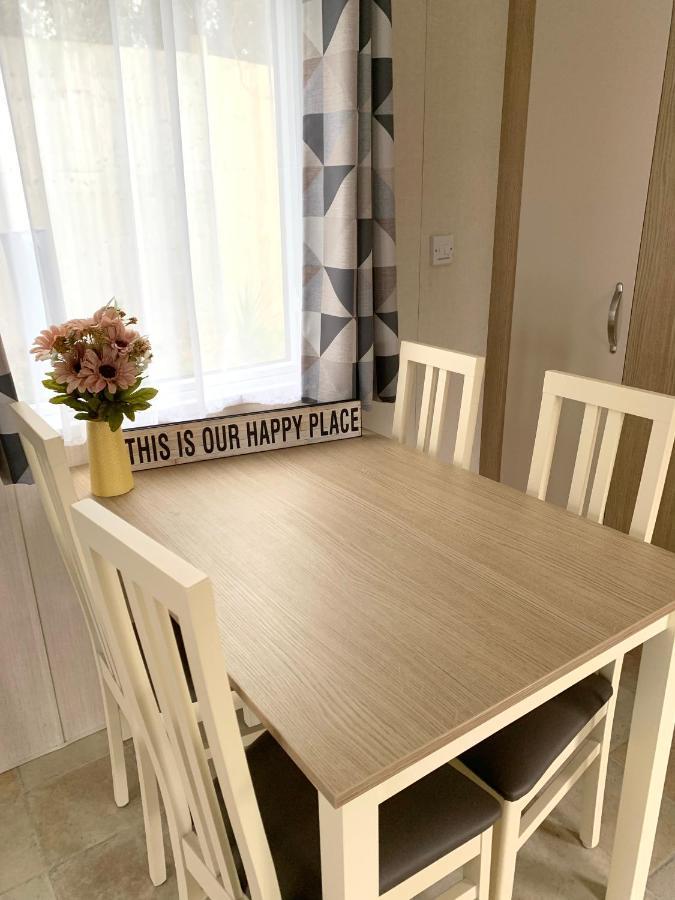 Mollys Retreat Pet Friendly Three Bed Caravan With Small Garden Newquay Bay Resort Quieter Area Of Park Экстерьер фото